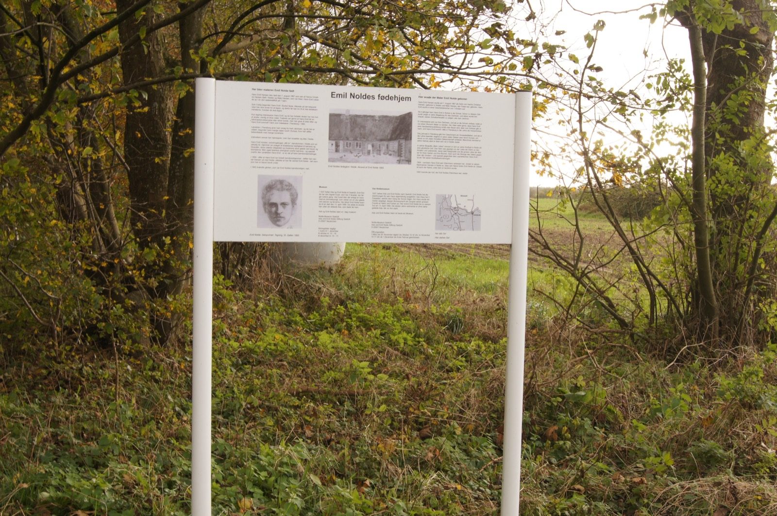 Orienterende skilt i landsbyen Nolde, omtrent dér, hvor Emil Noldes nedbrændte barndomshjem lå