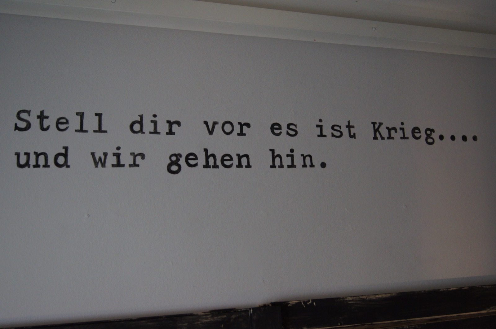 Formentlig en forvanskling af 'Stell dir vor es ist Krieg, und keiner geht hin', en aforisme, der tilskrives Bertolt Brecht
