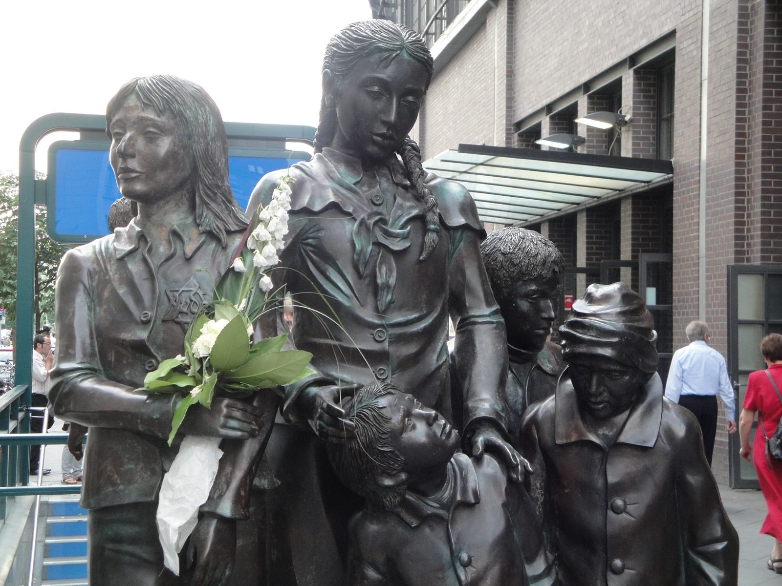 Mindesmærke ved Bahnhof Friedrichstraße i Berlin. Züge ins Leben. Züge in den Tod. Her den del af mindesmærket, der illustrerer Züge in den Tod